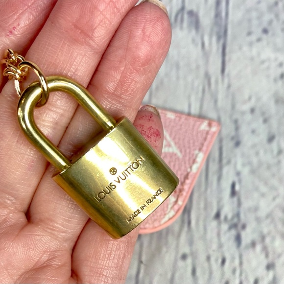 Louis Vuitton lock keychain with charms - Picture 5 of 5